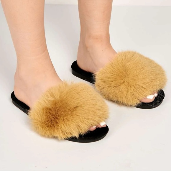 Cape Robbin Moira Faux Fur Slip On Open Toe Casual Sandal Slides Tan Black 6 - Picture 1 of 15